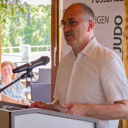 Ehrungsmatinee 2026 - Matthias Müller (Sportkreis Ludwigsburg) bei der Übergabe der WLSB-Ehrennadeln