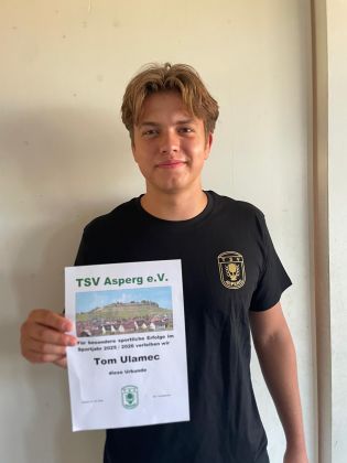 Tom Ulamec von der Ringerabteilung bekam seine Urkunde und T-Shirt nach der Teilnahme an der U20-EM