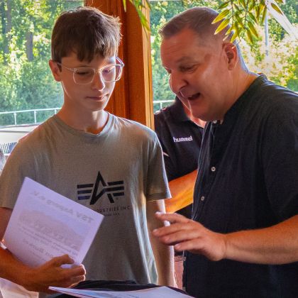 Ehrungsmatinee 2026 - Steffen Grauer übergibt die Urkunde und das T-Shirts an die "Sportler des Jahres" der Turnabteilung