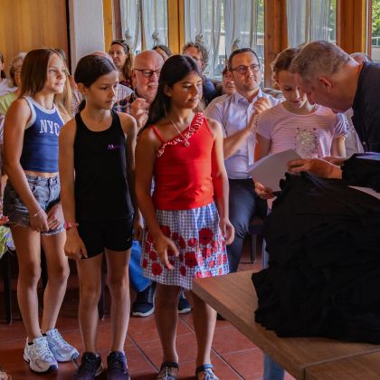 Ehrungsmatinee 2026 - Steffen Grauer übergibt die Urkunde und das T-Shirts an die "Sportler des Jahres" der Turnabteilung
