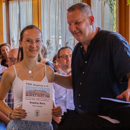 Ehrungsmatinee 2026 - Steffen Grauer übergibt die Urkunde und das T-Shirts an die "Sportler des Jahres" der Turnabteilung