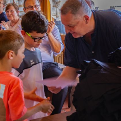 Ehrungsmatinee 2026 - Steffen Grauer übergibt die Urkunde und das T-Shirts an die "Sportler des Jahres" der Turnabteilung
