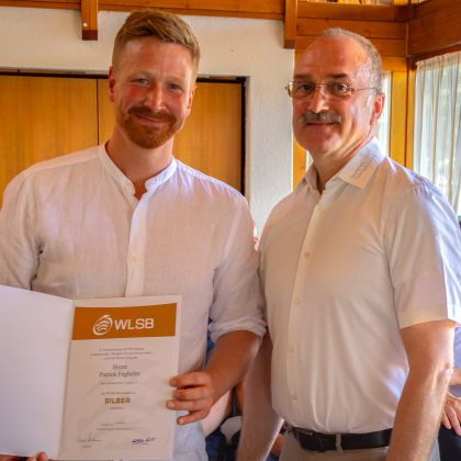 Ehrungsmatinee 2026 - Patrick Feghelm erhält die WLSB-Ehrennadel in Silber von Matthias Müller (Sportkreis Ludwigsburg)