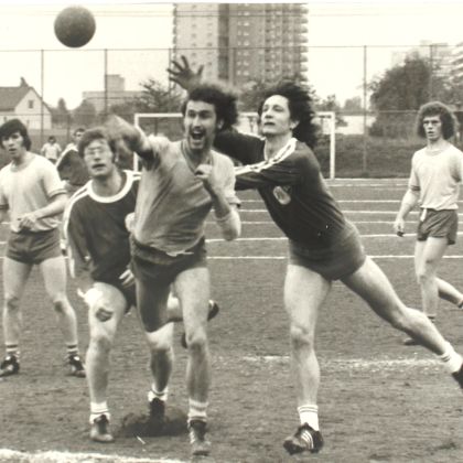 Handballer auf dem Großfeld