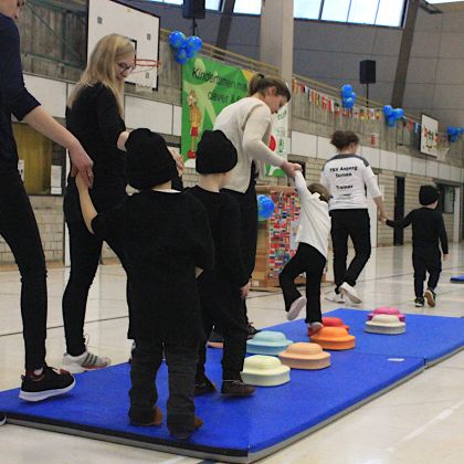 Kinder- und Jungendjahresfeier 2025 Kinder beim Turnen