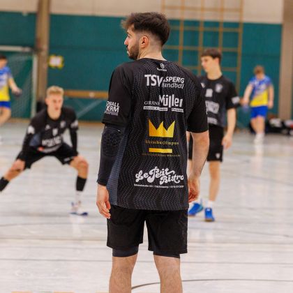 Neue Warmmach-Shirts für die Handballabteilung