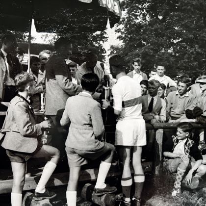 Spieler und Zuschauer auf dem Asperger Sportplatz